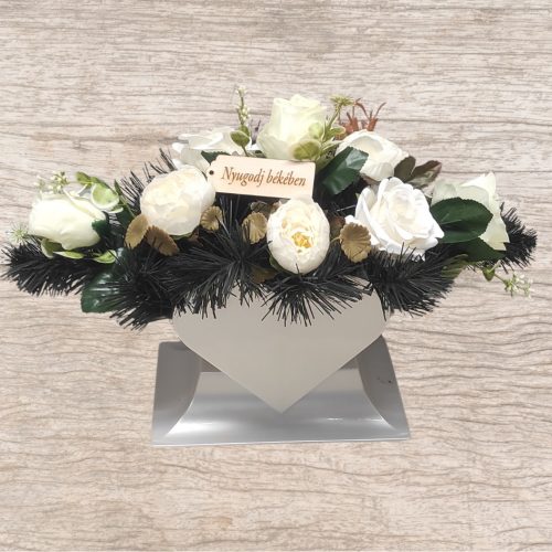 Szív alakú kaspóban selyemvirág 