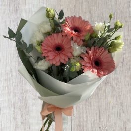   3 szál Rózsaszín Gerbera, 2 szál fehér szellőrózsával