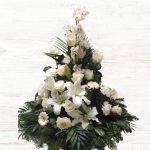 CSENDES EMLÉKVIRÁG – FEKVŐ BÚCSÚKOSZORÚ FEHÉR ORCHIDEÁVAL ÉS KIRÁLYLILIOMMAL 2