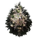 A HÁLA VIRÁGAI – FEHÉR ÁLLÓ GYÁSZKOSZORÚ ORCHIDEÁVAL, LILIOMMAL ÉS RÓZSÁVAL