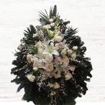 A HÁLA VIRÁGAI – FEHÉR ÁLLÓ GYÁSZKOSZORÚ ORCHIDEÁVAL, LILIOMMAL ÉS RÓZSÁVAL 2