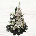 SZELÍD NYUGALOM – FEKVŐ KEGYELETI KOSZORÚ ORCHIDEÁVAL ÉS KIRÁLYLILIOMMAL, OÁZISBAN 2