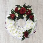 HŰ EMLÉK – FEHÉR GÖRÖG KOSZORÚ VÖRÖS RÓZSÁKKAL 2