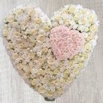 SZÍVBÉLI EMLÉK – VANÍLIA SZÍVKOSZORÚ RÓZSASZÍN VIRÁGDÍSSZEL 2