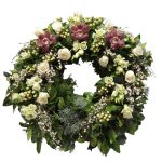 FINOM EMLÉKEK – ORCHIDEÁS GÖRÖG KOSZORÚ EXTRA DÍSZÍTÉSSEL