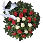 SZERETET ŐRZŐJE – FEKVŐ KOSZORÚ 20 SZÁL RÓZSÁVAL