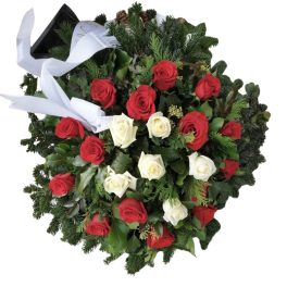 SZERETET ŐRZŐJE – FEKVŐ KOSZORÚ 20 SZÁL RÓZSÁVAL