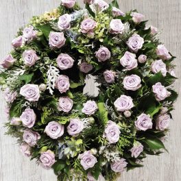   60 cm Görög koszorú támasztékkal és halvány lila Rózsákkal