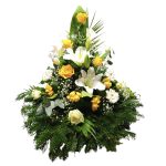 ARANYFÉNYŰ BÚCSÚ – SÁRGA–FEHÉR KEGYELETI KOSZORÚ LILIOMMAL, FRÉZIÁVAL ÉS RÓZSÁVAL