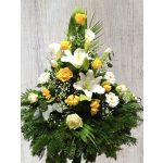 ARANYFÉNYŰ BÚCSÚ – SÁRGA–FEHÉR KEGYELETI KOSZORÚ LILIOMMAL, FRÉZIÁVAL ÉS RÓZSÁVAL 2
