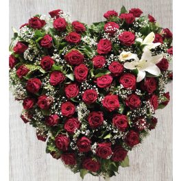   60 cm szív koszorú Oázisos támasztékkal és bordó Rózsával