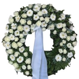   CSENDES FŐHAJTÁS – FEHÉR GÖRÖGKOSZORÚ VEGYES VIRÁGOKKAL, HÁROMNEGYEDES DÍSZÍTÉSSEL