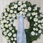 CSENDES FŐHAJTÁS – FEHÉR GÖRÖGKOSZORÚ VEGYES VIRÁGOKKAL, HÁROMNEGYEDES DÍSZÍTÉSSEL 2
