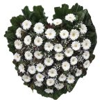 SZERETETBEN ŐRIZVE – FEHÉR KEGYELETI SZÍVKOSZORÚ 40 SZÁL GERBERÁVAL