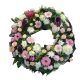 PASZTELL EMLÉKKOSZORÚ – GÖRÖGKOSZORÚ RÓZSASZÍN ÉS FEHÉR VEGYES VIRÁGOKKAL