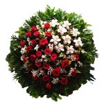 EMLÉKEK KÖRE – KEREK ÁLLÓ GYÁSZKOSZORÚ VÖRÖS RÓZSÁVAL ÉS VILÁGOS ORCHIDEÁVAL