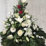 LILIOMOS EMLÉKEZÉS – OÁZISOS BÚCSÚKOSZORÚ FEHÉR LILOMMAL ÉS VÖRÖS RÓZSÁVAL2