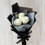 CSENDES EGYÜTTÉRZÉS – RÉSZVÉTCSOKOR 3 SZÁL FEHÉR RÓZSÁVAL, FEKETE CSOMAGOLÁSBAN 2