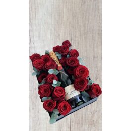   Vörös Rózsa doboz 19 szálas, eukaliptusz díszítéssel és pezsgővel