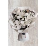 LILIOMOK ÜZENETE – FEHÉR RÉSZVÉTCSOKOR 5 SZÁL KIRÁLYLILIOMMAL ÉS REZGŐVEL 2