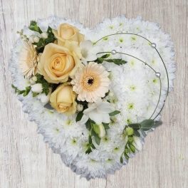   30 cm fehér szív koszorú Exclusive díszítéssel több méretben